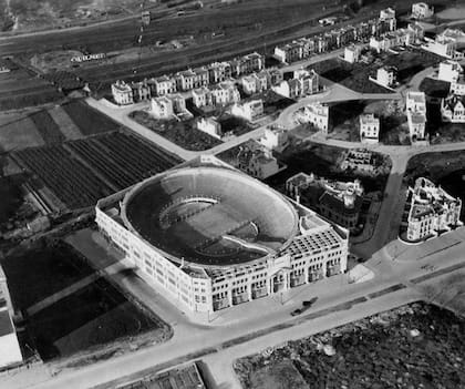 La pista de autos fue diseñada por Palanti e inaugurada en 1928. En sombras, a la derecha, se aprecia también la casa