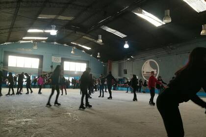 La pista de hielo bajo techo más grande de Latinoamérica está en Buenos Aires y es un programa perfecto para que los chicos le den tregua al calor