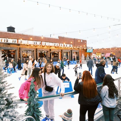 La pista de hielo de Camp North End en Charlotte estará abierta hasta el 5 de enero y ofrece diversión para toda la familia a precios accesibles