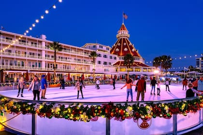 La pista de hielo del Hotel del Coronado ofrecerá descuentos de US$5 en algunos días de diciembre (fareharbor.com)