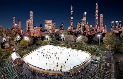La pista de Wollman Rink en Central Park ofrece una programación que incluye eventos especiales, noches temáticas y actuaciones en vivo.