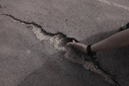 La pista presenta grietas de gran tamaño