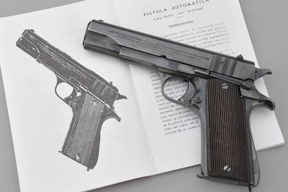 La pistola Ballester Molina Cal.45 junto a un libro que habla de sus características