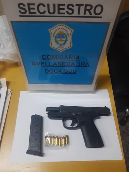 La pistola Bersa .380 incautada a Juanchi Suplina, jefe de la barra brava de Dock Sud