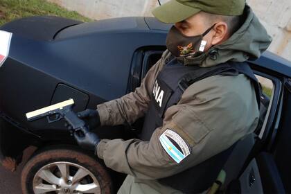 La pistola encontrada en Misiones dentro del vehículo con pedido de captura por robo en Esquel