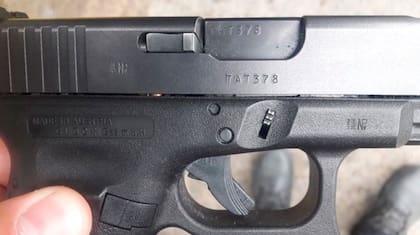 La pistola Glock 40 que llevaba el financista Diego Xavier Guastini en su regazo cuando lo mataron de un tiro a metros de la municipalidad de Quilmes, en octubre de 2019