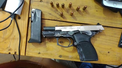La pistola secuestrada en poder de los sospechosos