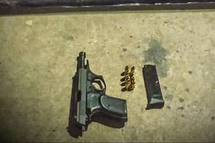 La pistola secuestrada en poder del sospechoso
