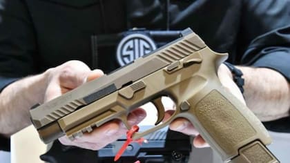 La pistola Sig Sauer XM17 está hecha de polímetros especiales que la hacen más resistente que la Beretta