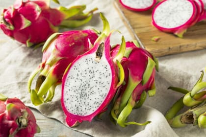 La pitahaya, conocida como la fruta del fuego o del dragón, es uno de los alimentos exóticos de mayor valor nutricional