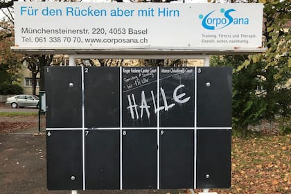 La pizarra donde los socios se anotan para jugar, con el "Roger Federer Center Court" como escenario principal.