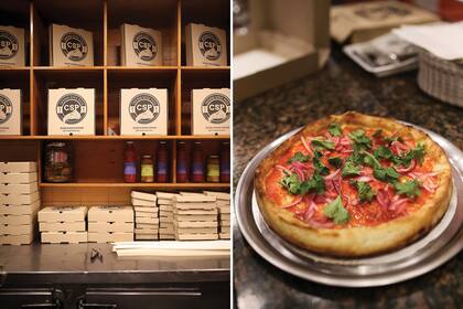 La pizza chicagüense tiene bordes altos, toppings en exceso –suele llevar hasta 1 kilo de muzarella– y masa gruesa.
