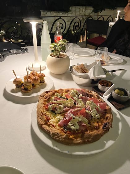 La pizza con burrata y mortadela con pistacho es un imperdible del menú