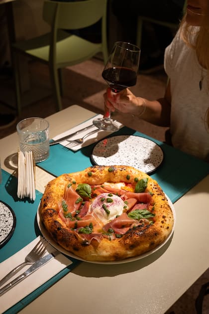 La pizza de burrata y prosciutto di Parma San Michele, maridada con vino