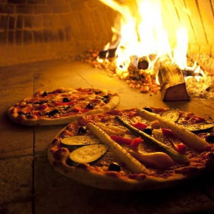 La pizza de Cosi mi Piace es romana y hecha en horno a leña