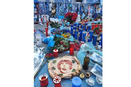 La pizza de Maradona fue uno de los objetos que más llamó la atención entre los homenajes de los hinchas del Napoli