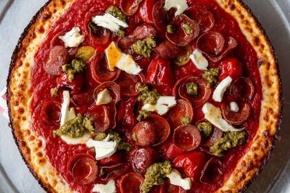 La pizza de Milly´s no es tan gruesa y cuenta con un borde de queso