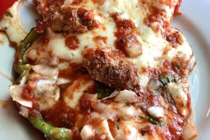 La pizza de Pequod´s es una mezcla entre una pizza de masa gruesa y el estilo Detroit