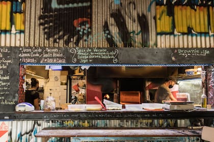 La pizza es de masa crocante y aireada (resultado de una fermentación de 24 horas), con mezcla de distintas harinas y cocinada en horno de leña, y variedades originales.