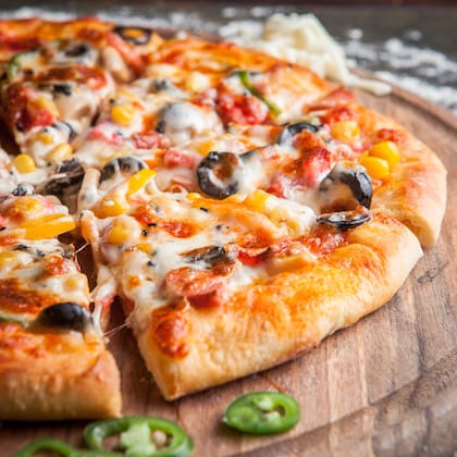 La pizza es una comida originaria de Italia, hecha tradicionalmente con una base de masa de pan, cubierta con salsa de tomate, queso (generalmente mozzarella) y otros ingredientes (Foto de carácter ilustrativo: Freepik)