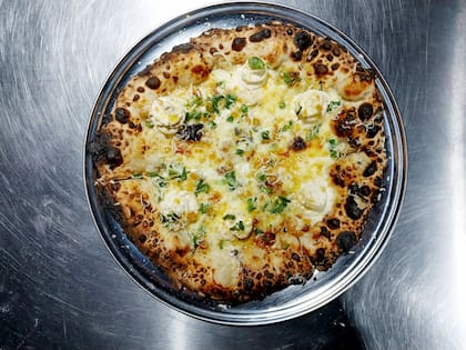 La pizza más pedido, 5 Quesos: mozzarella, parmesano, queso azul, fontina, ricota casera, nuez pecán, caramelizada, cebolla de verdeo.