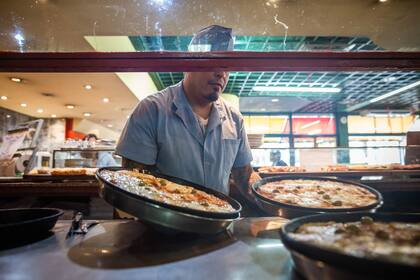 La pizza media masa es una variante nacional de la receta universal donde se privilegia la abundancia de ingredientes y el grosor de la base