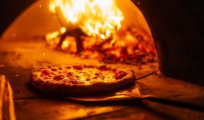 La pizza napolitana se prepara en horno de leña, aunque existe un truco para imitar el shock térmico de la altísima temperatura del mismo