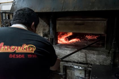 La pizza se cocina en horno a leña en Angelín