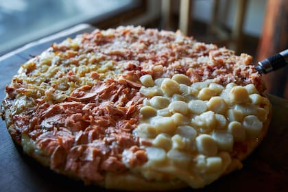 La pizza tricolor recién servida