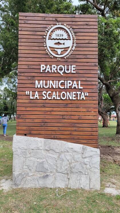 La placa conmemorativa con el renombre del parque que ahora se llamará "La Scaloneta"