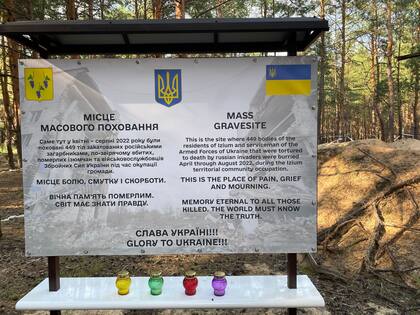 La placa conmemorativa a las víctimas de la ocupación rusa en Izium