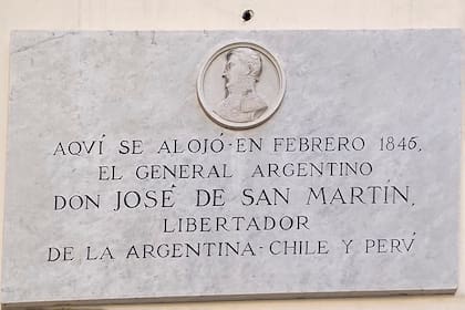 La placa conmemorativa en la fachada del hotel de la Minerva, en el centro histórico de Roma, disparó la investigación