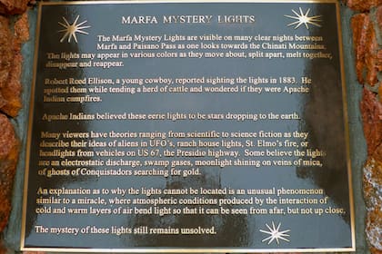 La placa conmemorativa que narra la historia del fenómeno en Centro de Observación de la Luces de Marfa (MLVC)