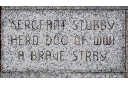 La placa de heroico perro en el Camino de Honor del Memorial de la Libertad en Kansas City