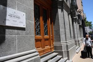 La placa de mármol que designa a la Antigua Biblioteca Nacional en la calle México 564, con los nombres de las nuevas autoridades de Cultura