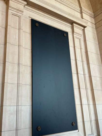 La placa del hall central en el Centro Cultural Kirchner fue tapada con un contact con cemento