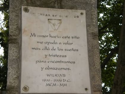 La placa en la entrada del castillo de Wilkins (Facebook: Simpatizantes de las sierras de Córdoba)