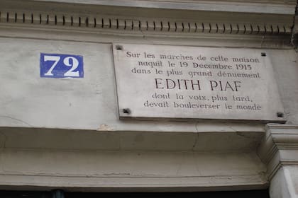 La placa en la pared indica la puerta done nació Edith Piaf
