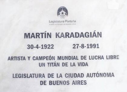 La placa homenaje a Martín Karadagian