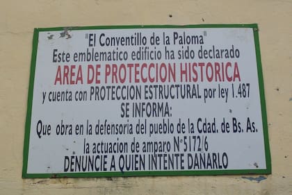 La placa que acredita que el conventillo es área de protección histórica
