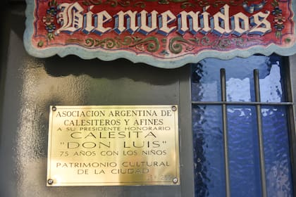La placa que agradece los 75 años al servicio de la diversión de los niños