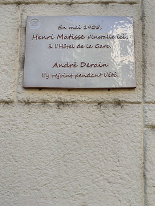 La placa que demuestra la estadía de Matisse en el Hotel de la Gare, en Collioure, en mayo de 1905