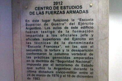 La placa que fue tapada recordaba que militares argentinos recibieron instrucciones para realizar secuestros y torturas por parte de las fuerzas francesas