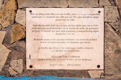 La placa que homenajea a Mariano van Gelderen en el monumento de Puerto Pirámides