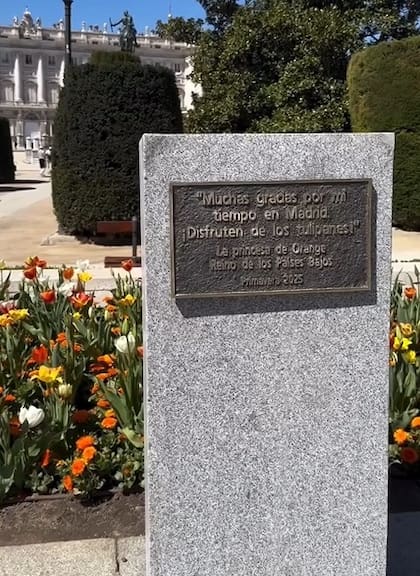 La placa que inauguró Amalia de Países Bajos