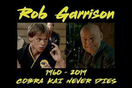 La placa que le dedicaron en la serie de Netflix a Rob Garrison al final del primer episodio de la tercera temporada