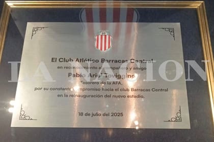La placa que le dedic Barracas Central, el club de Tapia, a Toviggino