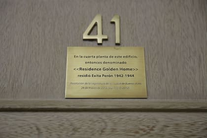 La placa que recuerda el paso de Evita por el edificio