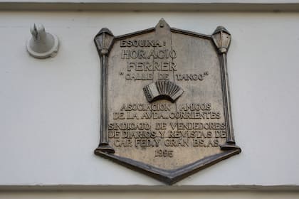 La placa sobre el frente del bar destaca el paso del poeta del tango Horacio Ferrer