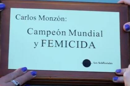 La placa ubicada en el monumento al boxeador